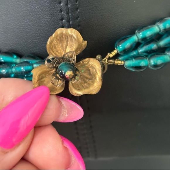 Vintage Antique blue glass beaded necklace with metal flower closure - Picture 4 of 9